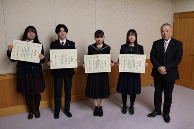 題字を揮毫した高校生と井下議長の写真