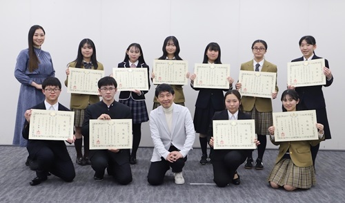 写真:記念撮影する出席者