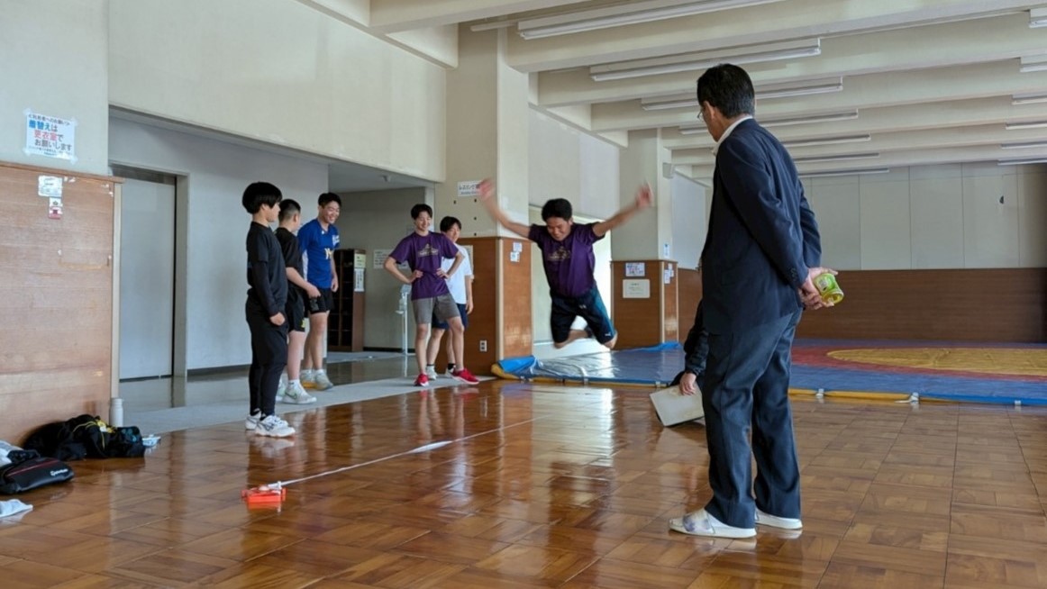 立ち幅跳びの様子の写真