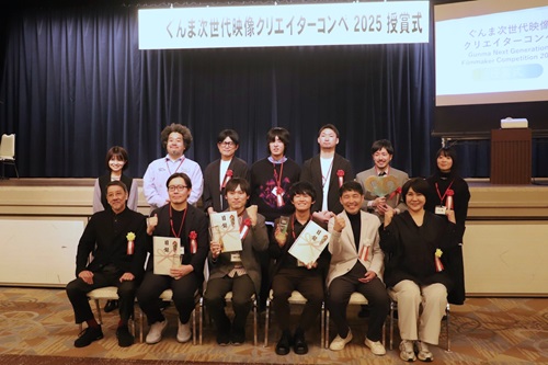 写真:記念撮影する出席者