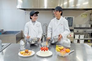 農産・加工コース農産加工流通専攻の実習の様子の写真