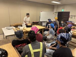 農産・加工コースそば打ち実習の様子の写真