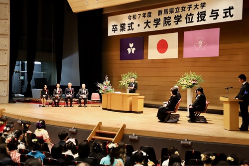 卒業式で祝辞を述べる山本知事