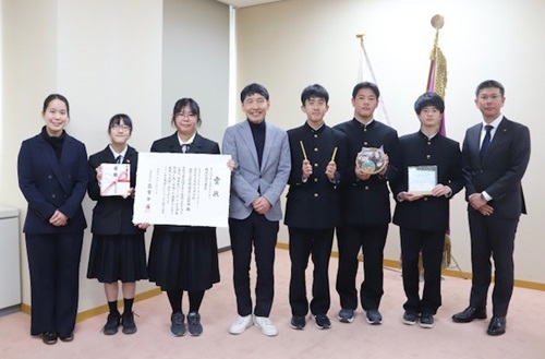 写真：記念撮影する出席者