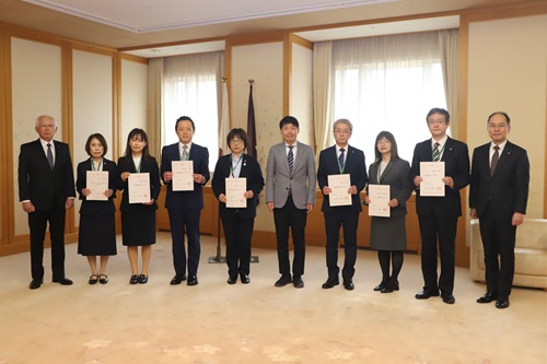 写真：記念撮影する山本知事と部局長等