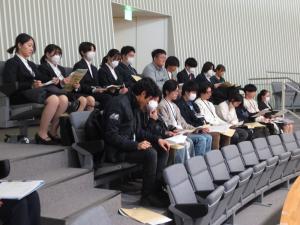 一般質問を傍聴する様子画像