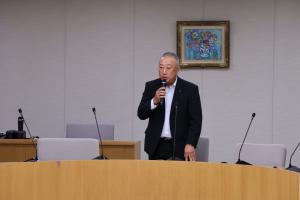あいさつする井下泰伸議長の画像
