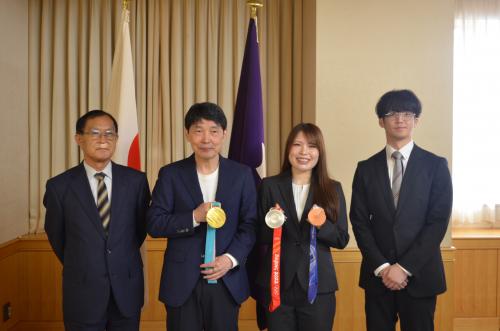 表敬訪問の写真（中央左が山本知事、中央右が佐藤選手）