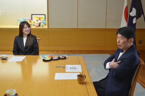 佐藤選手と話す山本知事の写真