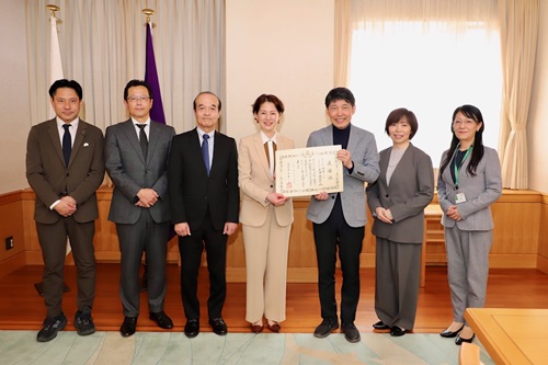 山本知事と出席者の記念写真