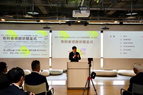 あいさつする山本知事