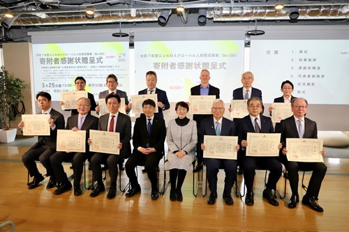 山本知事と出席者の記念写真