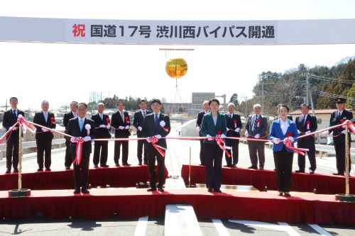 テープカットをする山本知事と関係者