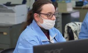 生産管理部門で活躍する外国人材の写真