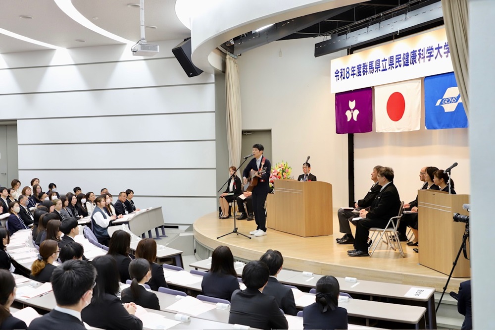 弾き語りをする山本知事