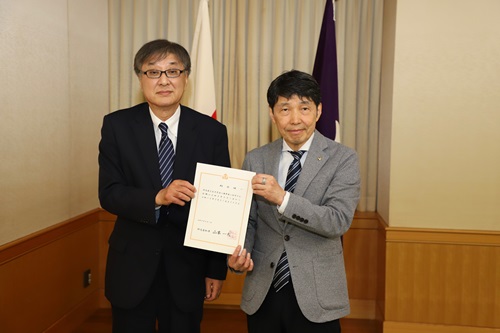 山本知事と出席者の記念写真