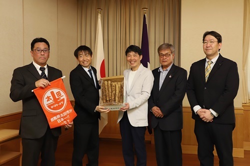 写真：山本知事とJAにったみどり大和芋部会の関係者の皆さま