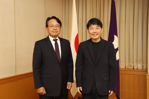 写真：記念撮影する山本知事と社長