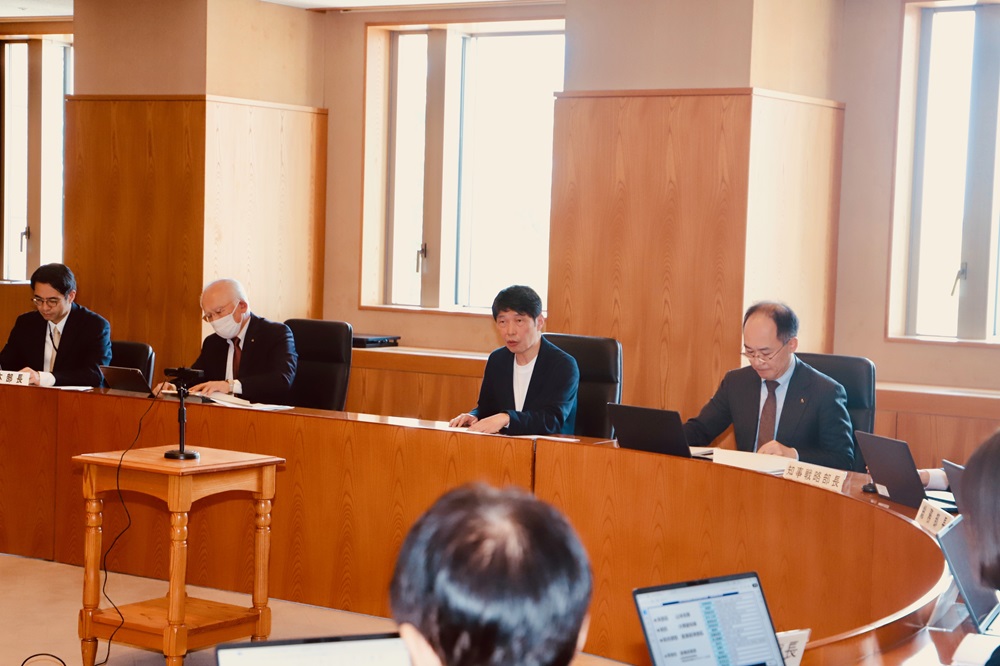 あいさつする山本知事