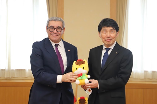 写真：記念撮影する知事と大使