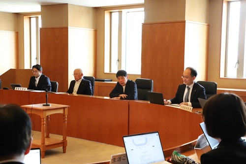 写真:あいさつする山本知事