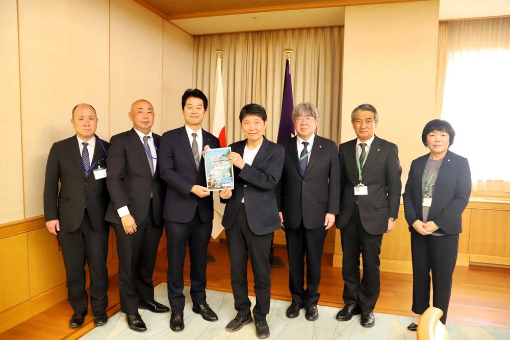 山本知事と出席者の記念写真