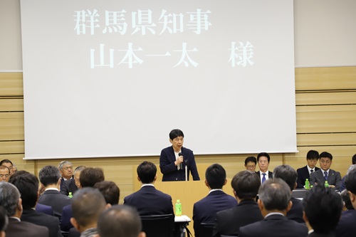 写真:祝辞を述べる山本知事