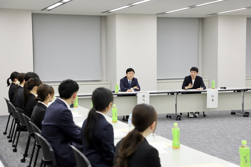 医学部地域枠新入生の県庁訪問の様子