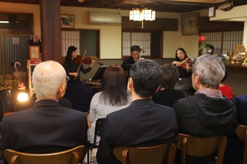 写真:演奏を聴く山本知事