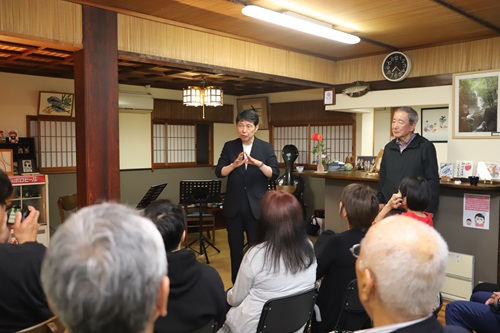 写真：あいさつする山本知事