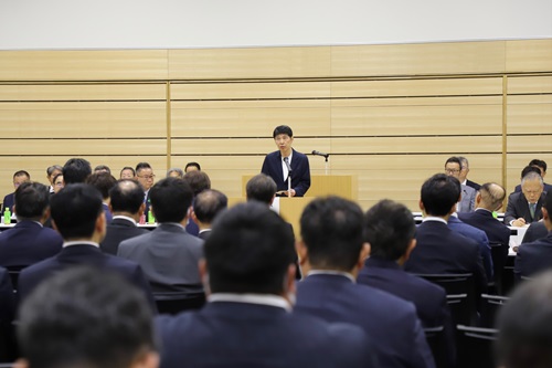 写真:あいさつする山本知事