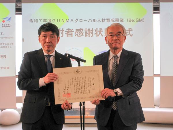 感謝状贈呈、群馬県知事と平方木材株式会社様との写真です。