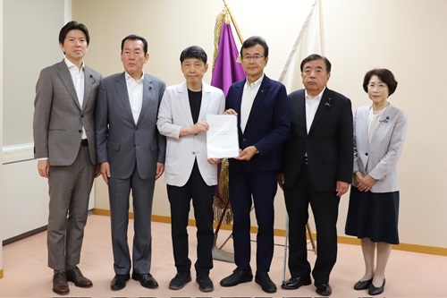 写真：要望書を受け取った山本知事と提出した自民党県議団