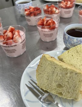 完成したシフォンケーキとヨーグルトムースの写真