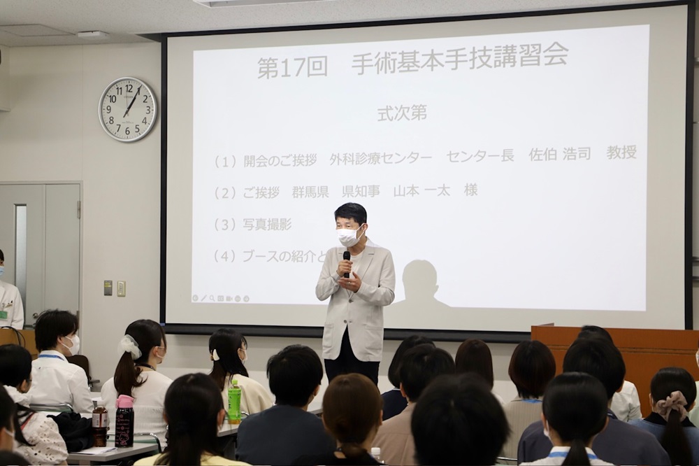 あいさつする山本知事