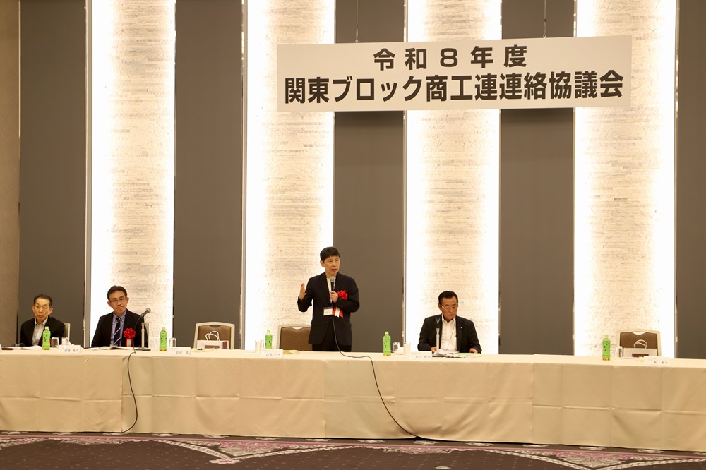 あいさつする山本知事