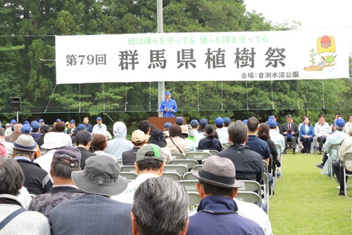 写真：あいさつする山本知事