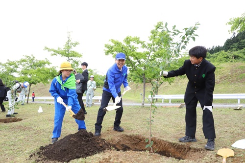 写真：植樹する山本知事と子どもたち