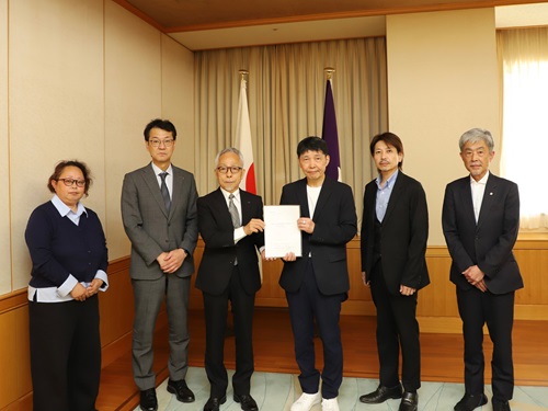 写真：要望書を受け取る山本知事