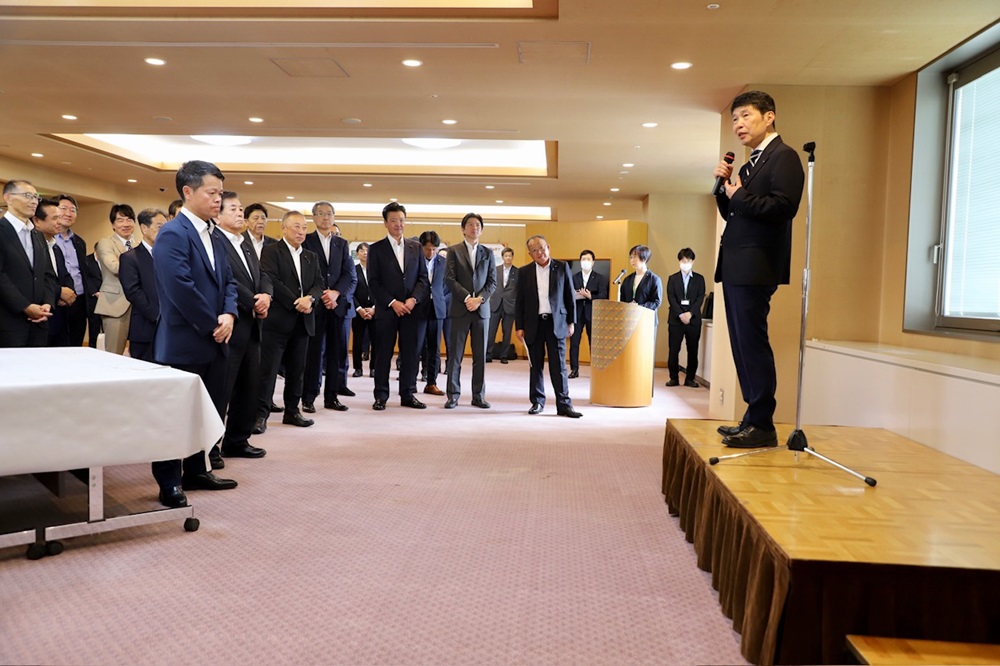 あいさつする山本知事