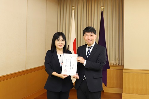 写真：山本知事と人事委員会委員