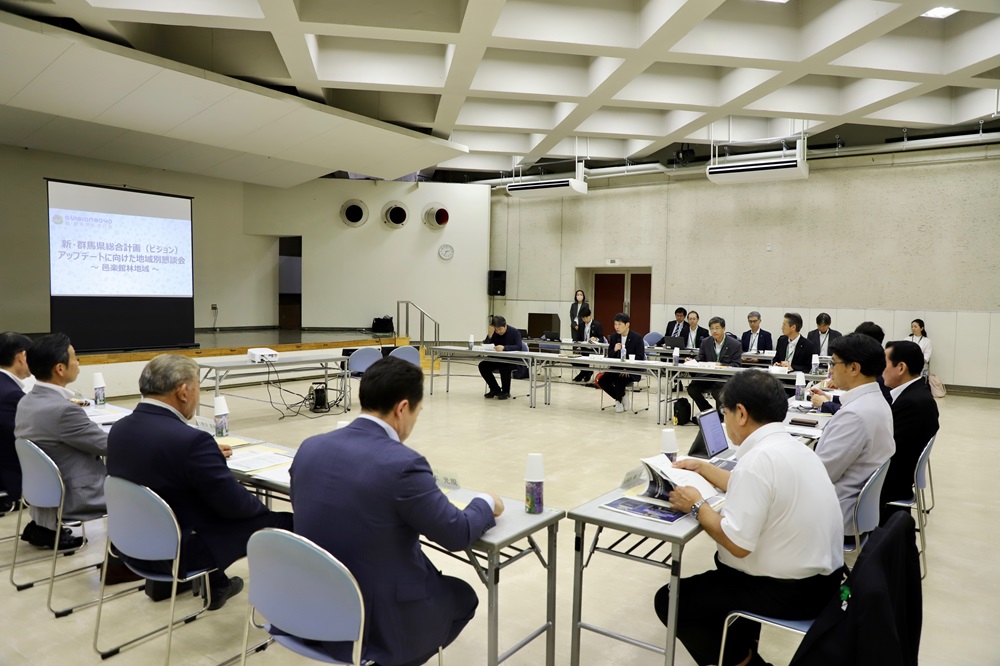 あいさつする山本知事