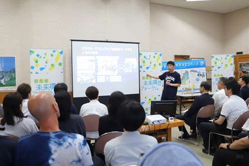 写真：プレゼンする山本知事