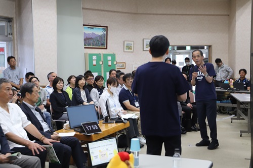 写真：意見交換する山本知事と阿部町長