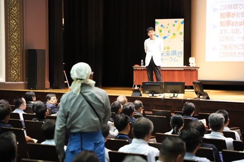 写真:参加者の質問を聞く山本知事