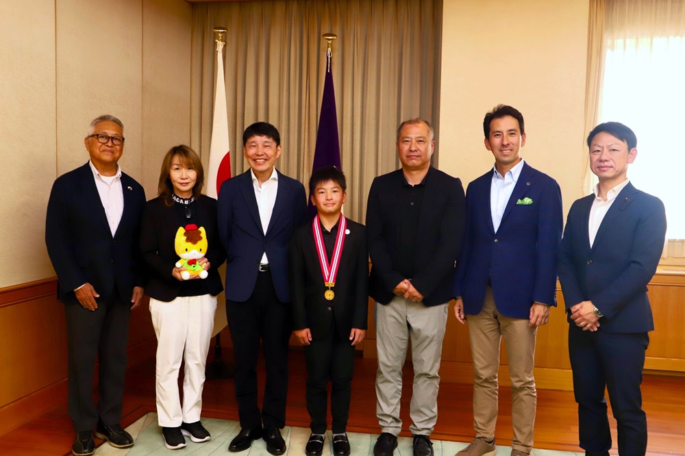 山本知事と出席者の記念写真