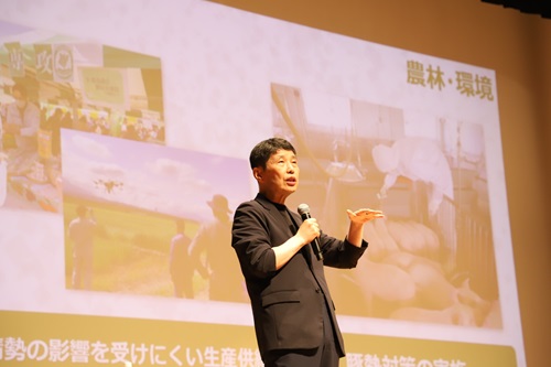 写真:プレゼンする山本知事