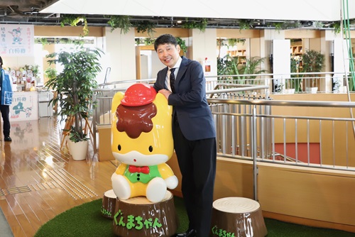 写真:ぐんまちゃんフィギュアと山本知事