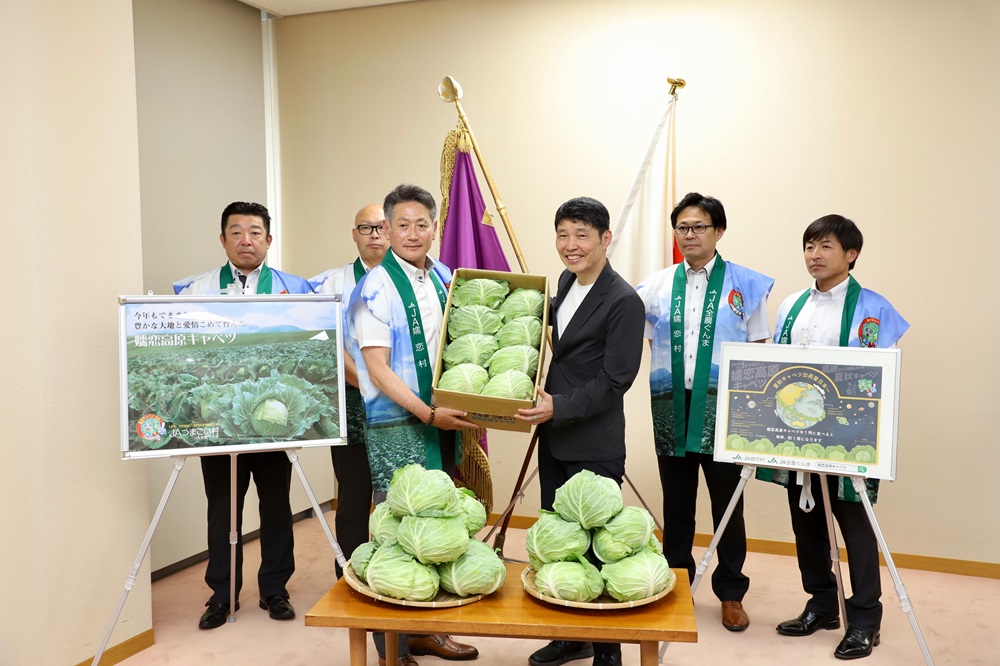 山本知事と出席者の記念写真