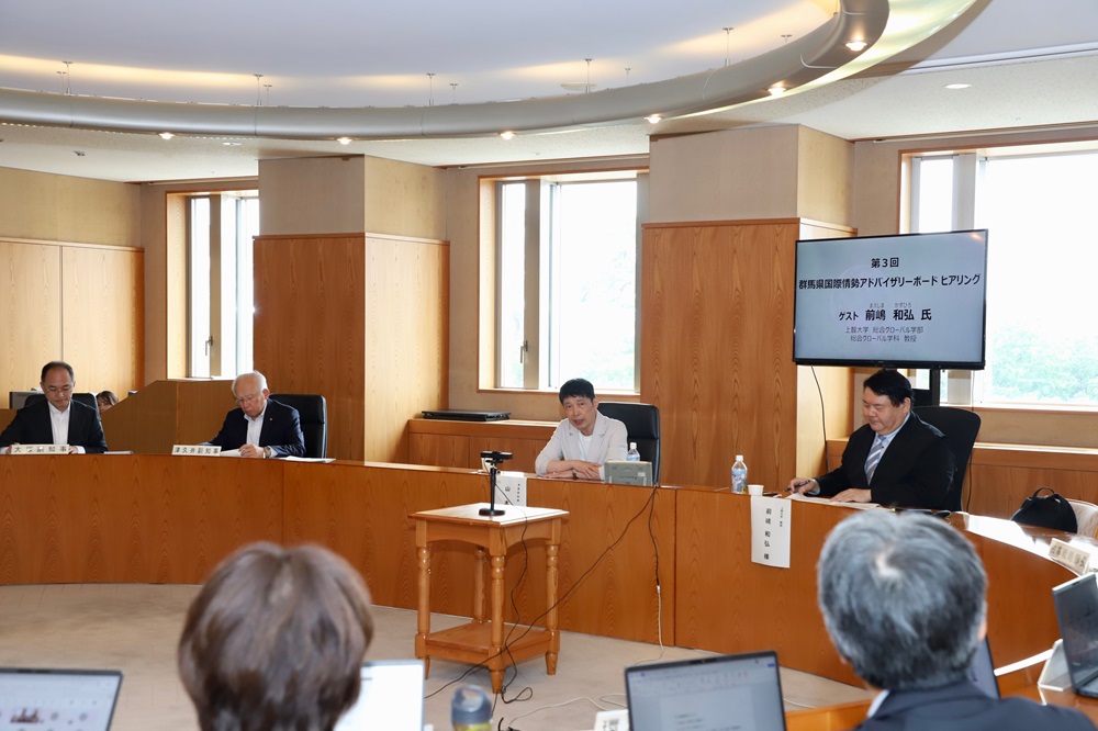 あいさつする山本知事